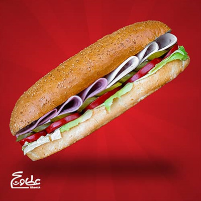 ژامبون گوشت و مرغ ، کاهو ، گوجه ، خیارشور و نان فرانسوی کنجدی ساندویچ ژامبون سرد